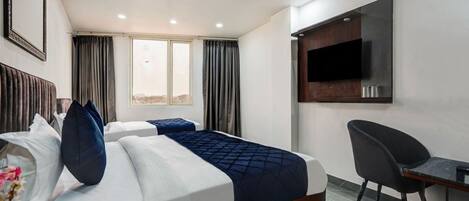 Schreibtisch, laptopgeeigneter Arbeitsplatz, schallisolierte Zimmer