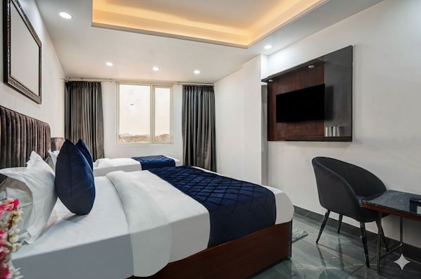 Desk, laptop workspace, soundproofing, free WiFi - HOTEL S R STAY NEAR IGI DELHI AIRPORT (New Delhi)