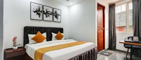 Desk, laptop workspace, soundproofing, free WiFi