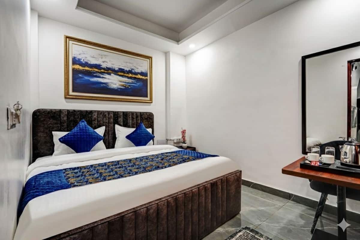 Deluxe Suite, City View | Desk, laptop workspace, soundproofing, free WiFi