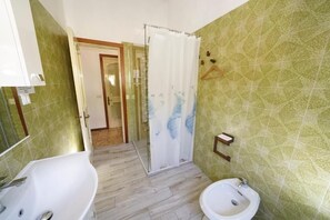 Hiustenkuivaaja, bidee, pyyhkeet, saippua