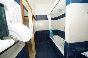 Sèche-cheveux, bidet, serviettes fournies, savon