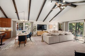 Smart TV, fireplace - Modern Cabin Escape: Game Room, Huge Deck & Fast WIFI – Near Big Trees Park (Arnold)