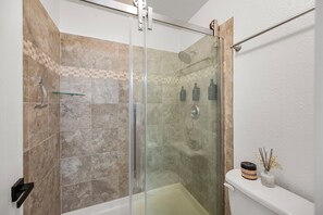 Shower, hair dryer, towels, soap - Modern Cabin Escape: Game Room, Huge Deck & Fast WIFI – Near Big Trees Park (Arnold)