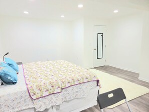 2 sovrum, värdeförvaringsskåp på rummet och skrivbord