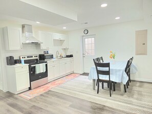 Kylskåp, mikrovågsugn, ugn och spishäll