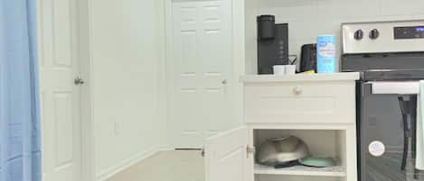 Coffee/tea maker, fridge, microwave, oven