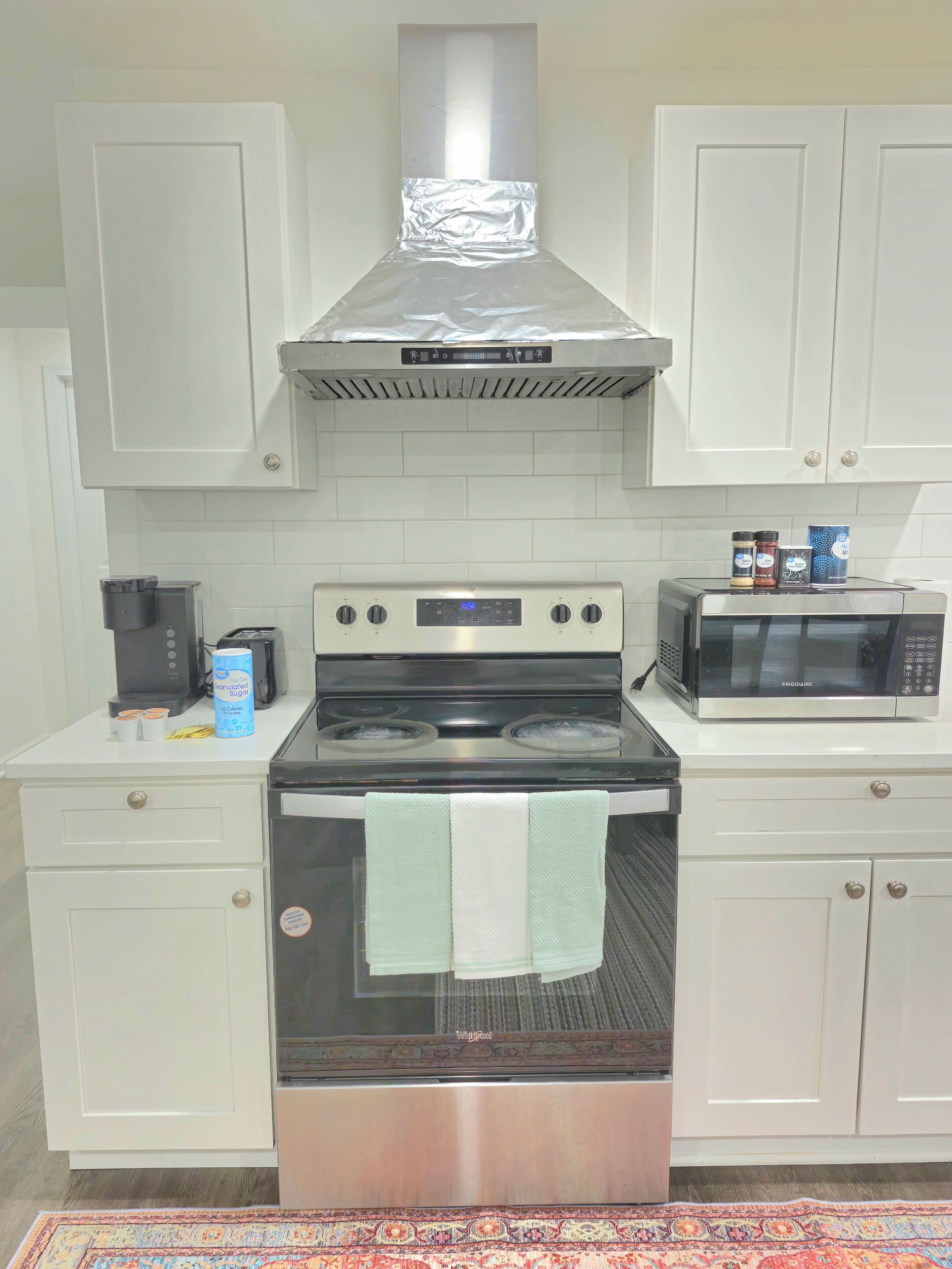 Frigorífico, microondas, horno y placa de cocina