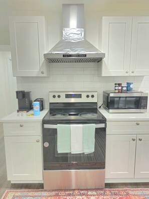 Kylskåp, mikrovågsugn, ugn och spishäll