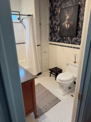 Towels, toilet paper - Charming Furnished Tudor Revival in the Heart of Historic California Heights (Long Beach)