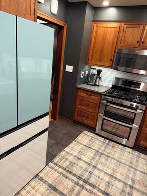 Private kitchen - Charming Furnished Tudor Revival in the Heart of Historic California Heights (Long Beach)