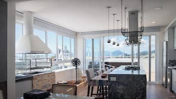 Cobertura superluxo, banheira de imersão, vista para o mar | Cozinha privada | Geladeira, micro-ondas, talheres/pratos/utensílios de cozinha