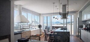 Cobertura superluxo, banheira de imersão, vista para o mar | Cozinha privada | Geladeira, micro-ondas, talheres/pratos/utensílios de cozinha