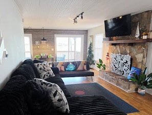 TV, fireplace - Magnolia Lakehouse- Lakefront Peaceful Property (Macon)