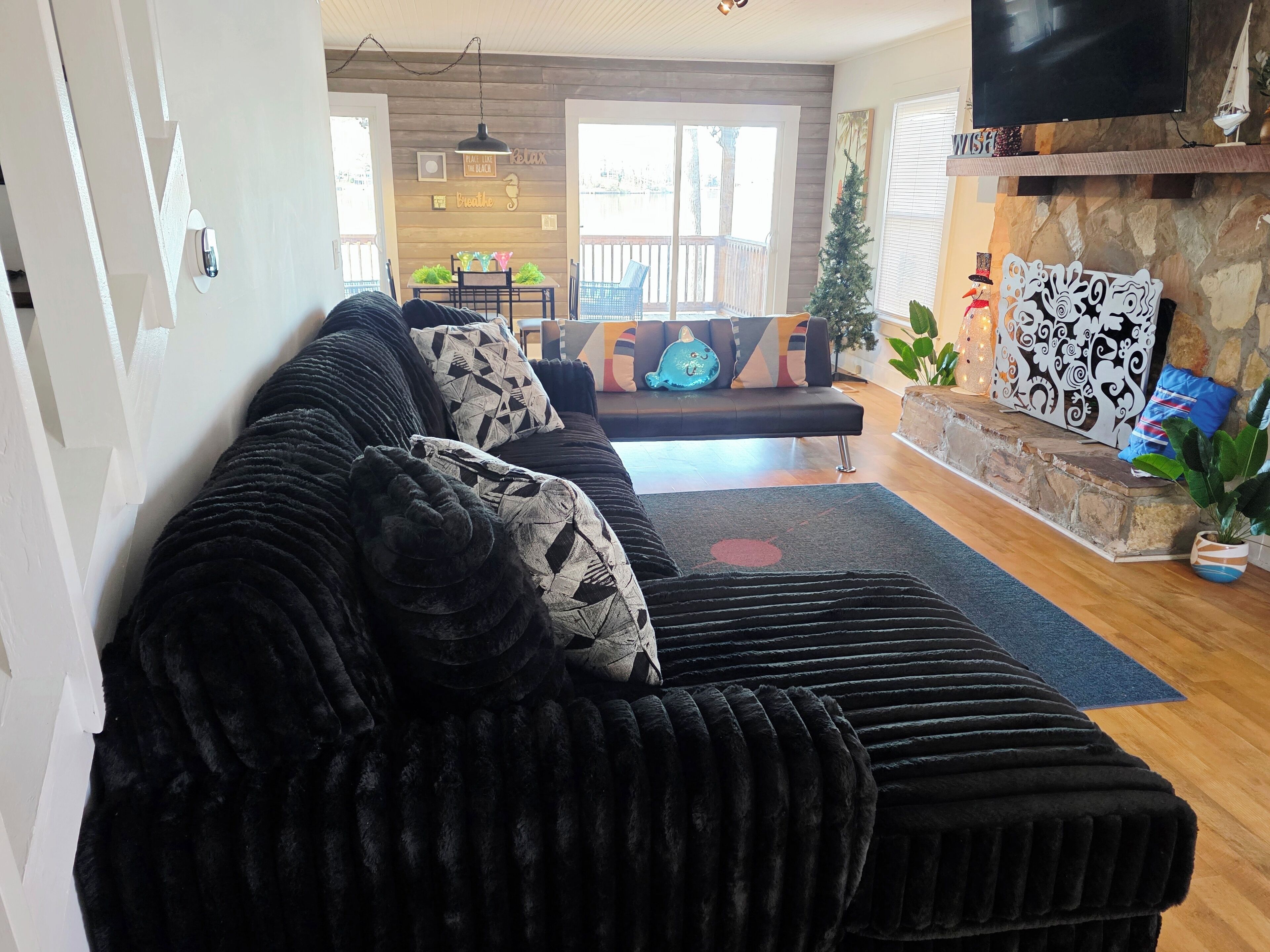 TV, fireplace