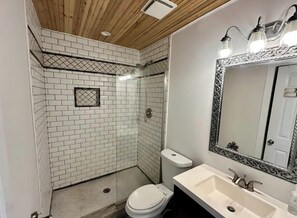 Douche, séchoir à cheveux, serviettes fournies, savon