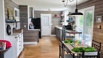 Four à micro-ondes, un four, surface de cuisson, lave-vaisselle