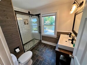 Douche, séchoir à cheveux, serviettes fournies, savon