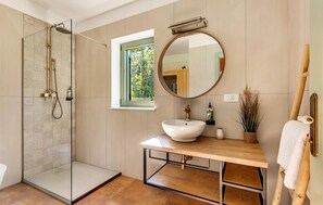 Shower, hair dryer - Amazing home in Vrbnik with sauna (Vrbnik)