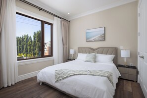 Room - Family Suite With Balcony Close to the YVR Airport (Richmond)