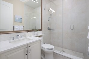 Bathroom - Family Suite With Balcony Close to the YVR Airport (Richmond)