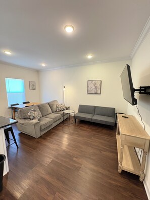 Living area - Modern 3-bedroom townhome with in Chattanooga (Chattanooga)