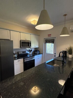 Private kitchen - Modern 3-bedroom townhome with in Chattanooga (Chattanooga)