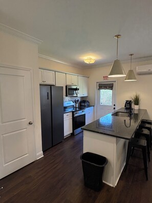 Private kitchen - Modern 3-bedroom townhome with in Chattanooga (Chattanooga)