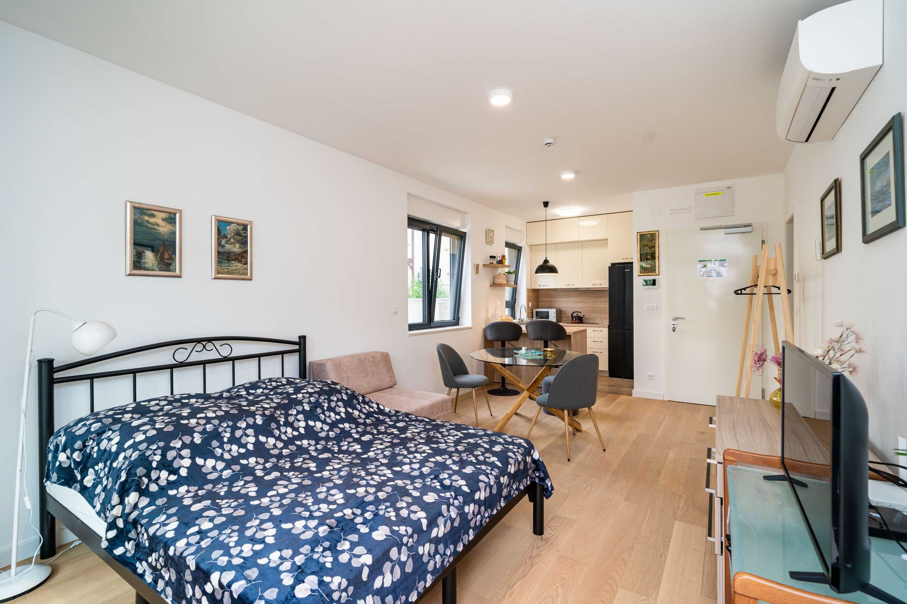 Studio (Studio Apartment with Balcony) | Living room | 32-inch flat-screen TV with cable channels