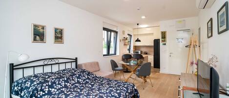 Studio (Studio Apartment with Balcony) | Living room | 32-inch flat-screen TV with cable channels