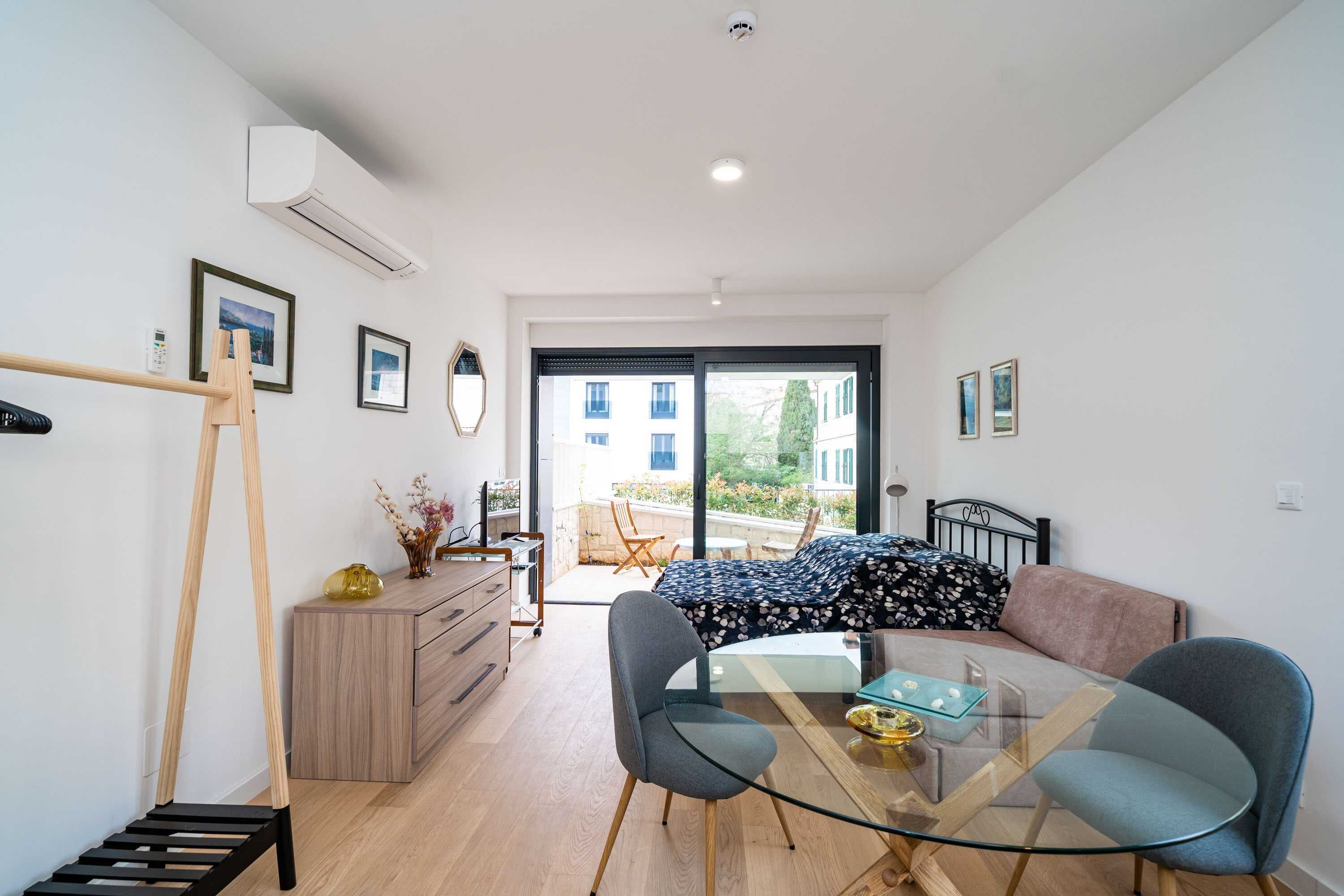 Studio (Studio Apartment with Balcony) | Living room