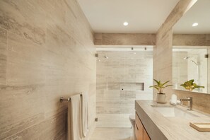Shower, hair dryer, towels, soap - 3-bedroom villa in Casa de Campo, Overlooking Hole #1 of the Teeth of the Dog (La Romana)