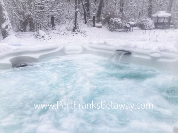 Outdoor spa tub - Golden Spa Suite (Port Franks)
