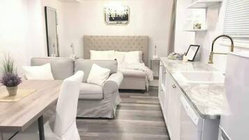 Sengetøy av topp kvalitet, dundyner, wi-fi (inkludert) og sengetøy