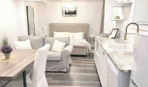 Premium bedding, down comforters, free WiFi, bed sheets - Golden Spa Suite (Port Franks)