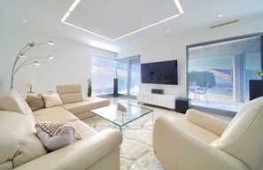 Smart TV y chimenea 