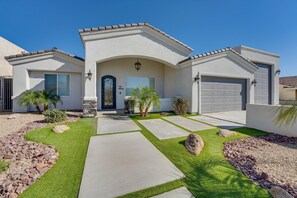 Property grounds - Sun-Filled Getaway w/ Pool, Spa & Outdoor Living (Lake Havasu City)
