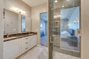3 bedrooms, iron/ironing board, WiFi, bed sheets - Sun-Filled Getaway w/ Pool, Spa & Outdoor Living (Lake Havasu City)