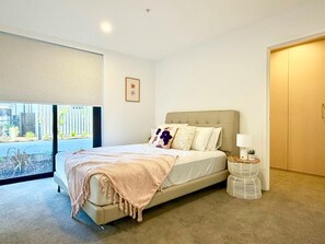 Iron/ironing board, WiFi - Unit in Manchester Square — New Stadium (Christchurch)