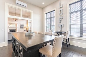 Dining - The Cullom-2BR Gem in the Heart of Town (Livingston)