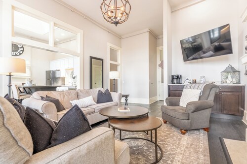 The Cullom-2BR Gem in the Heart of Town