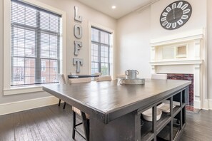 Dining - The Cullom-2BR Gem in the Heart of Town (Livingston)