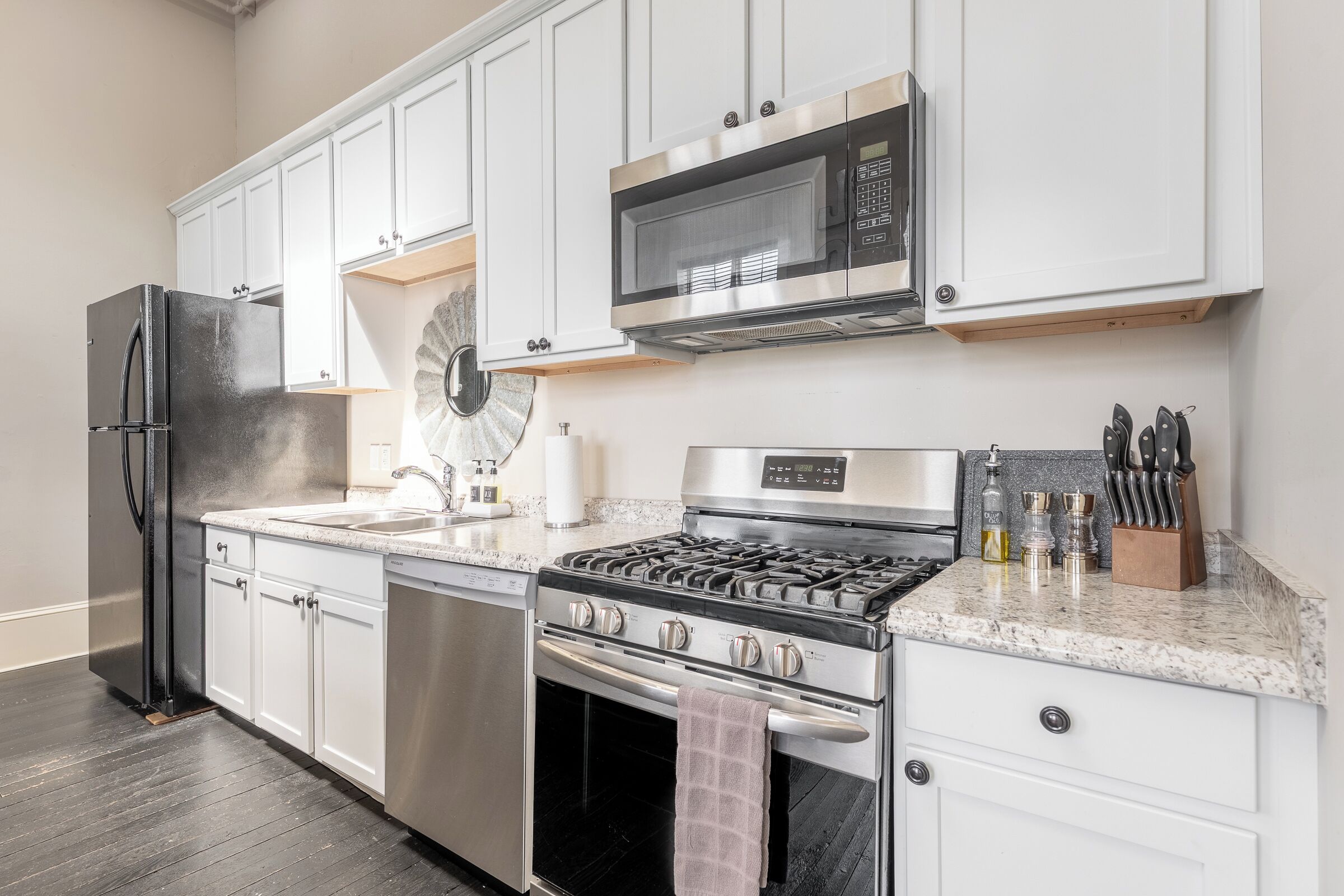 Frigorífico, microondas, horno y lavavajillas