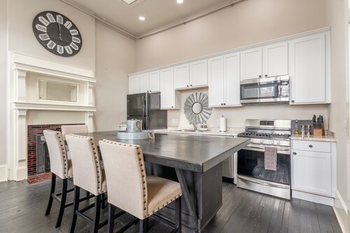 The Cullom-2BR Gem in the Heart of Town