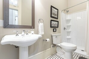 Douche, sèche-cheveux, serviettes fournies