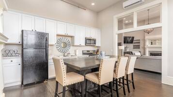 Geladeira, micro-ondas, fogão, lava-louças