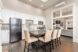 Geladeira, micro-ondas, fogão, lava-louças