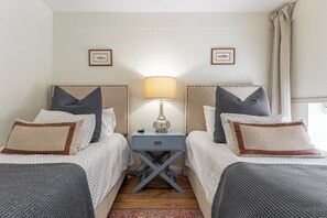 Een strijkplank/strijkijzer, wifi, beddengoed