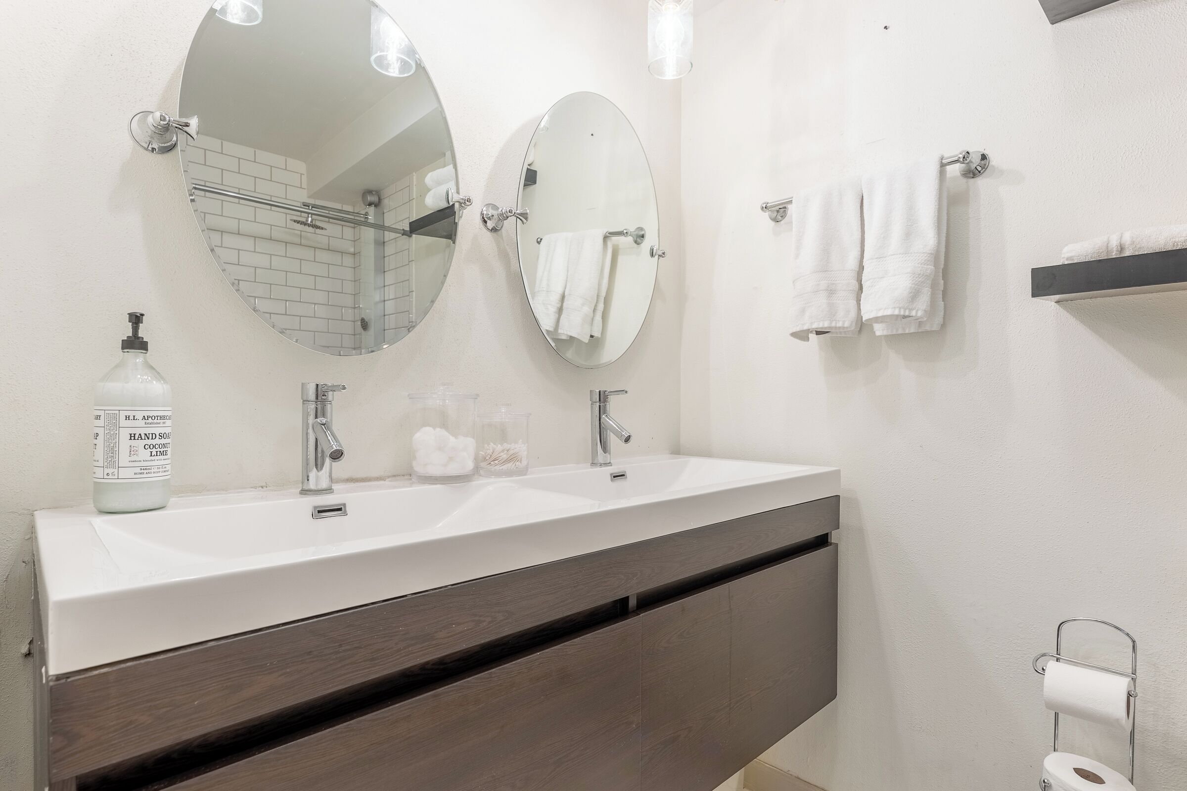 Ducha, secador de pelo y toallas