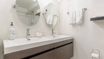 Ducha, secador de pelo y toallas